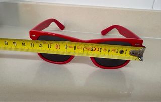 Gafas de sol rojas para niño.
