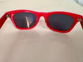 Gafas de sol rojas para niño.