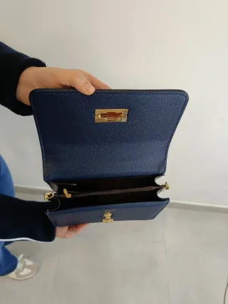 Bolso azul con cierre dorado