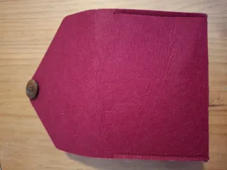 Portadocumentos de fieltro con botón burdeos