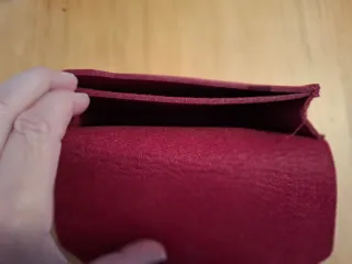 Portadocumentos de fieltro con botón burdeos