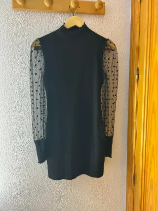 Vestido negro con mangas de tul y lunares