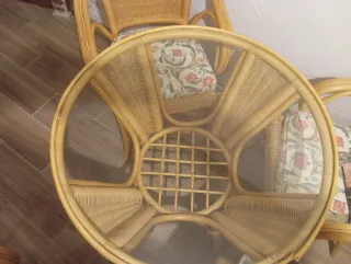 Mesa redonda ratán con 4 sillas