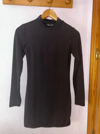 Vestido negro cuello alto manga larga