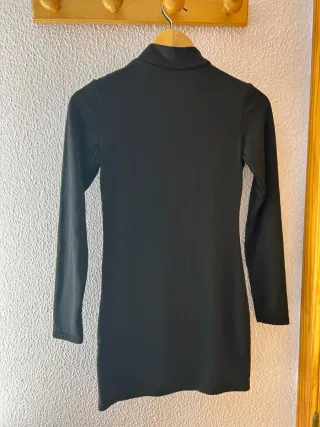 Vestido negro cuello alto manga larga