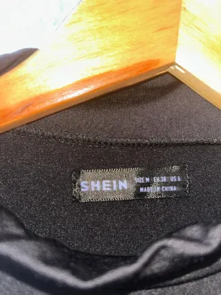 Vestido negro cuello alto manga larga