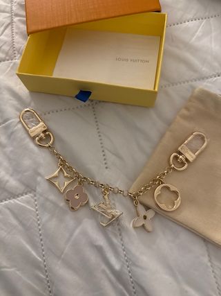 Louis Vuitton Porta-chaves com Charms Dourados