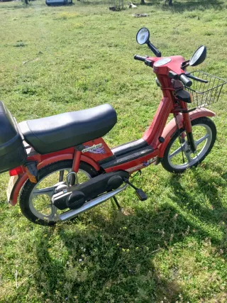 Vespino rojo con cesta