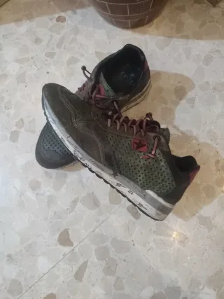 Zapatillas deportivas marrones y rojas