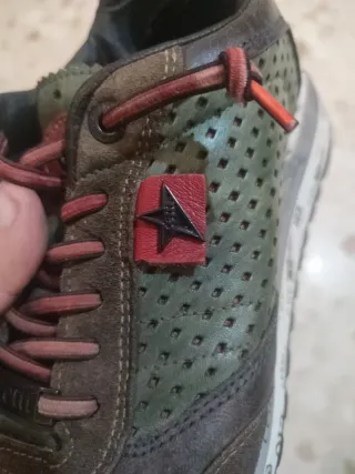 Zapatillas deportivas marrones y rojas