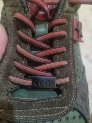 Zapatillas deportivas marrones y rojas