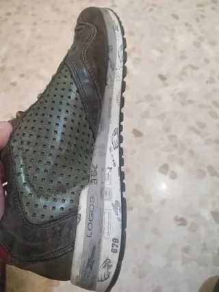 Zapatillas deportivas marrones y rojas