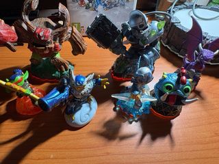 Skylanders Giants Wii + base y personajes.