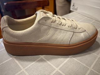 Zapatillas beige suela ancha.