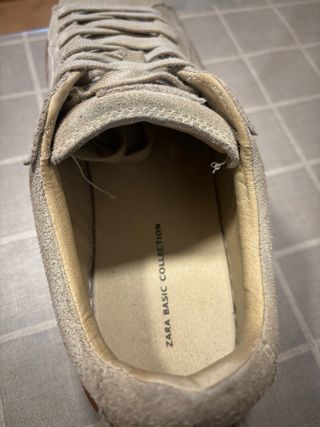 Zapatillas beige suela ancha.