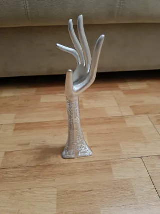 Figura mano plata para decoración