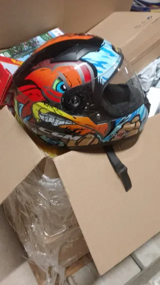 Casco de moto infantil con diseño de ave