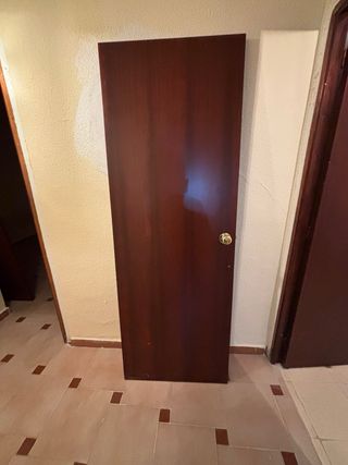 puerta madera con pomo dorado