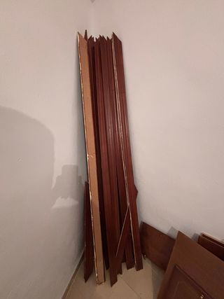 puerta madera con pomo dorado