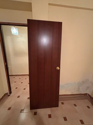 puerta madera con pomo dorado