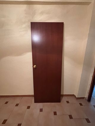 puerta madera con pomo dorado