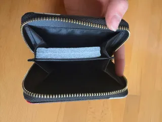 Cartera negra calaveras y rosas