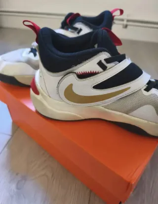 Zapatillas Nike Hustle D11 Oro Blanco