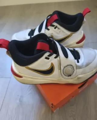 Zapatillas Nike Hustle D11 Oro Blanco