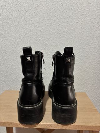 Botas negras con cordones y cremallera
