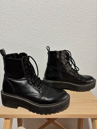 Botas negras con cordones y cremallera