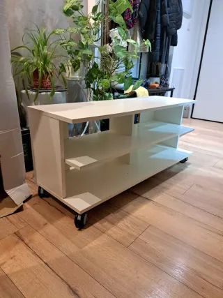 Mueble TV blanco con ruedas