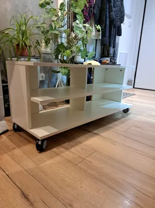 Mueble TV blanco con ruedas