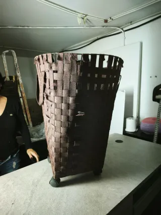 Cesta de ropa de tela marrón con ruedas