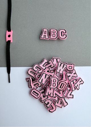 Pines / Dijes zapatillas letras rosas tipo crocs