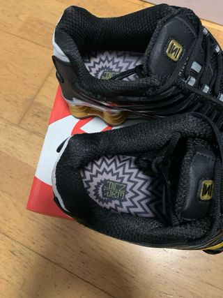 Nike Shox TL Negro y Dorado