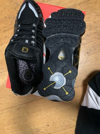 Nike Shox TL Negro y Dorado