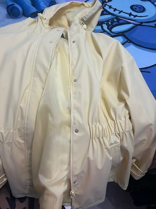 Chubasquero amarillo con capucha