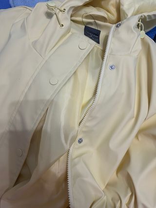 Chubasquero amarillo con capucha