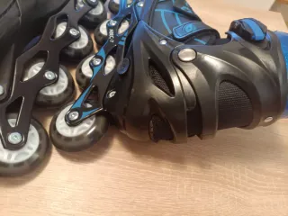 Patines en línea negros y azules