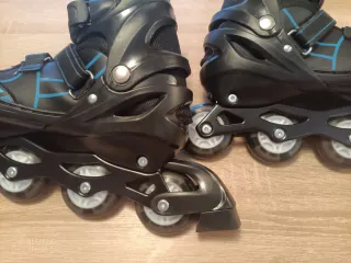 Patines en línea negros y azules