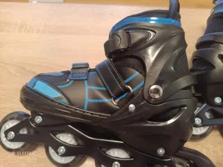 Patines en línea negros y azules