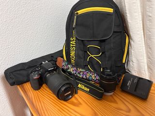 Cámara Nikon con Lente y Accesorios