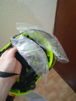 Casco de trabajo amarillo con visera