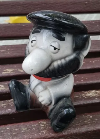 Hucha cerámica personaje sentado