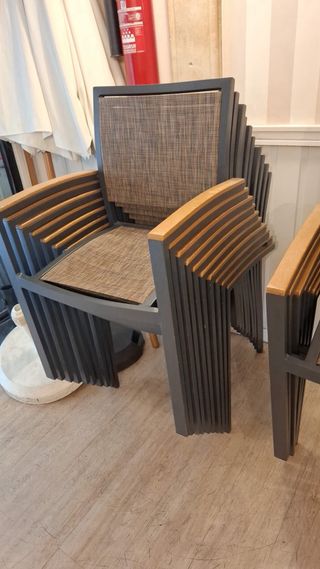 Sillas y mesas  de exterior apilables aluminio.