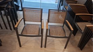 Sillas y mesas  de exterior apilables aluminio.