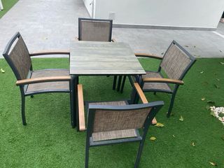 Sillas y mesas  de exterior apilables aluminio.