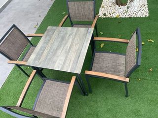 Sillas y mesas  de exterior apilables aluminio.