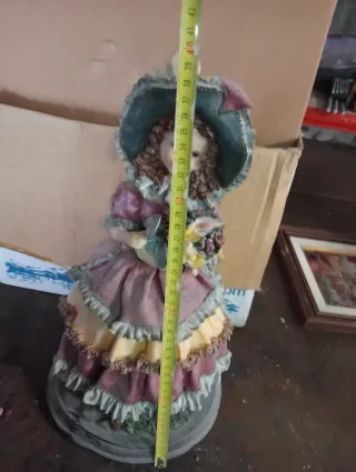 Figura cerámica mujer beige y rosa