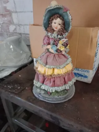 Figura cerámica mujer beige y rosa